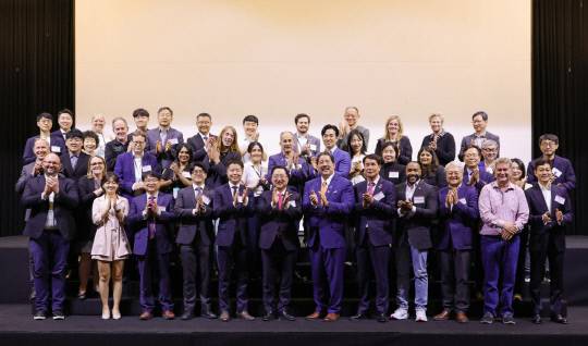 19일 오후 대전 호텔ICC에서 열린 '자매도시 35주년 기념 시애틀 사절단 환영 리셉션'에서 이장우 대전시장과 브루스 해럴(Bruce Harrell) 미국 시애틀 시장 등 내빈들이 박수를 치며 단체사진을 찍고 있다. 대전시 제공