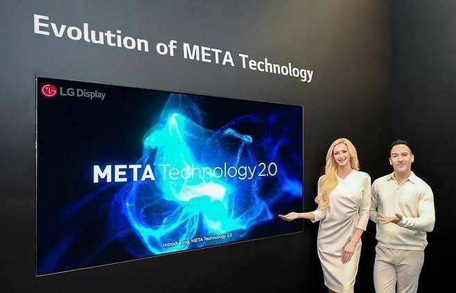 LG디스플레이 모델이 8일(현지시간) CES 2024 개막을 앞둔 미국 라스베이거스에서 '메타 테크놀로지 2.0'이 적용된 OLED TV 패널 신제품을 소개하는 모습.ⓒLG디스플레이