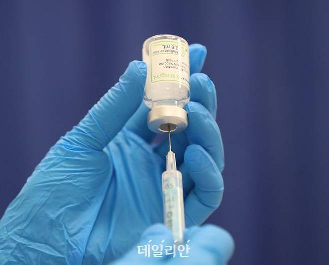 서울 시내 한 병원에서 의료진이 코로나19 백신 접종을 준비하고 있다. ⓒ뉴시스
