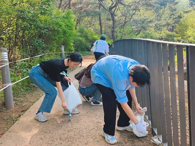 LX인터내셔널 사내봉사단 렉스트(LEXT) 구성원들이 19일 서울 인왕산 일대 환경 정화를 위한 플로깅 활동을 펼쳤다.ⓒLX인터내셔널