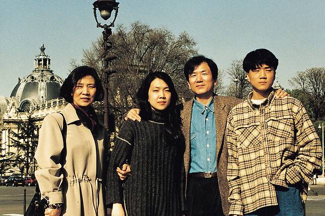 프랑스에서 홍세화씨와 그의 가족들. 1990년대 초반으로 추정된다. 홍세화 선생 제공