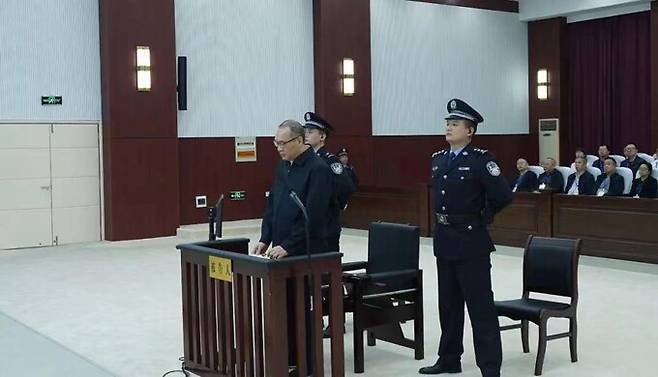 판이페이 전 중국인민은행 부행장이 18일 법원에서 재판을 받고 있다. 중국최고인민법원 누리집 갈무리