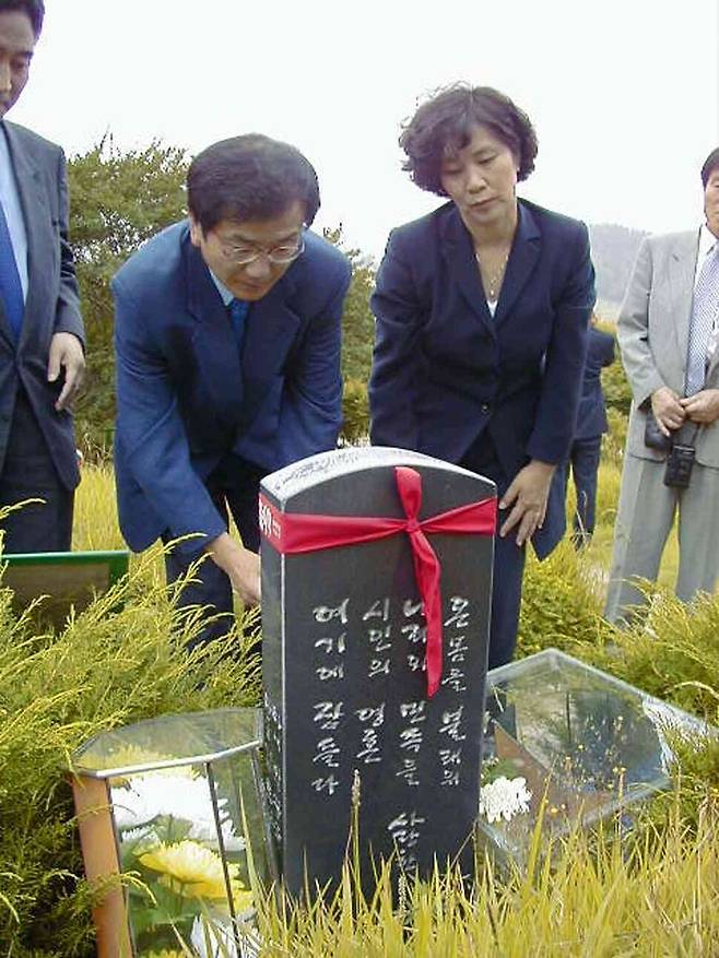 홍세화 선생과 부인 박일선씨가 1999년 6월26일 광주 망월동 옛 5·18묘역을 찾아 ‘남민전 동지’인 김남주 시인의 무덤에 참배하고 있다. 한겨레 자료