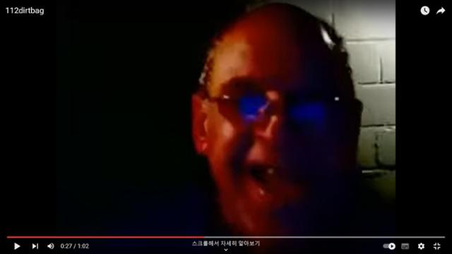 마우라 머레이 실종 8년을 맞은 2012년 2월 9일 유튜브에 오른 동영상의 한 장면. 안경을 쓴 중년 남성이 1분간 기괴한 소리로 웃다가 마지막에 '기념일 축하해'라는 의미의 영문 자막이 나오며 끝난다. 유튜브 캡처
