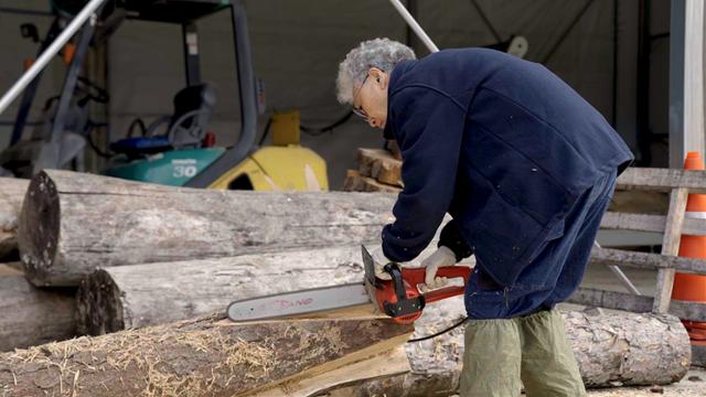 김 조각가는 구순의 나이에도 직접 전기톱을 들고 나무를 벤다. 국제갤러리 제공