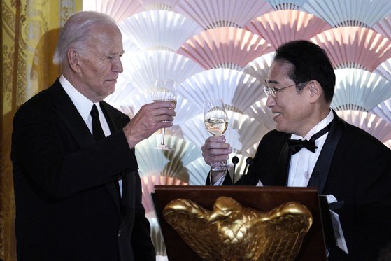 지난 10일(현지시간) 미국 백악관 국빈만찬에서 건배를 하고 있는 조 바이든 대통령(왼쪽)과 기시다 후미오 일본 총리. 로이터. 연합뉴스.
