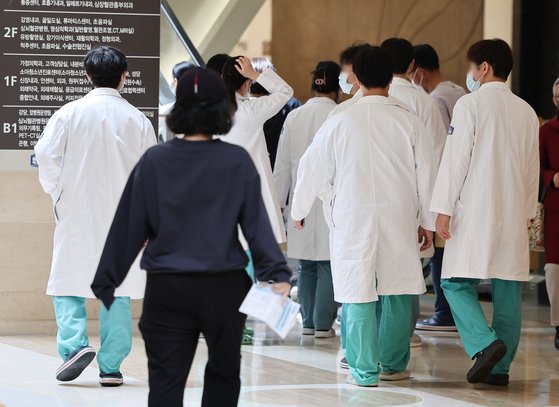 17일 서울 시내 한 대형병원에서 의료진이 이동하고 있다.연합뉴스