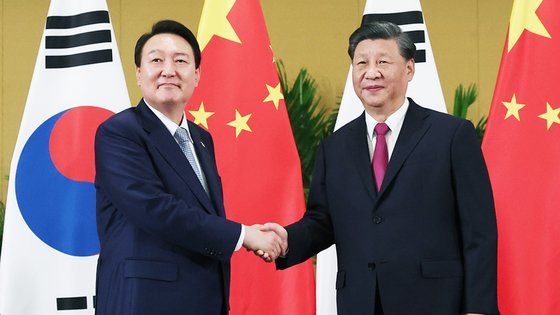 윤석열 대통령과 시진핑 중국 국가주석이 지난해 11월 15일 인도네시아 발리에서 만나 악수를 나누고 있다. [연합뉴스]