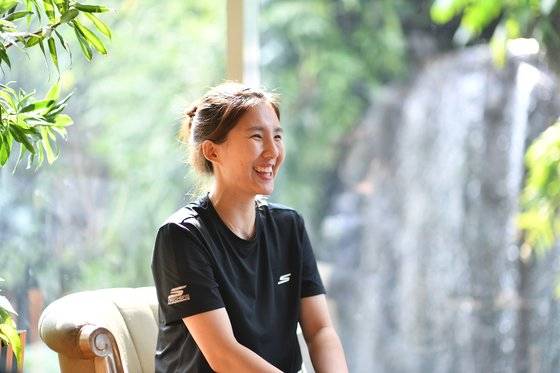 친선경기를 위헤 떠난 인도네시아에서 인터뷰하는 정관장 리베로 노란. 사진 정관장