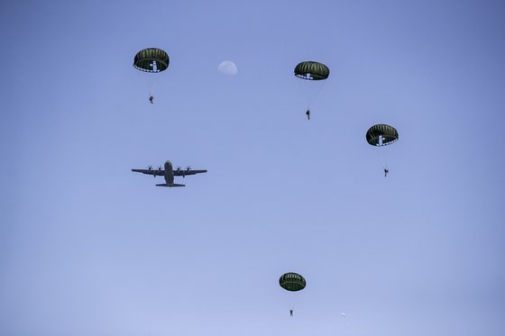 한·미 특전대원들이 지난 18일 경기 평택시 오산비행장에서 열린 연합공중침투훈련에서 강하를 실시하는 모습. 육군.