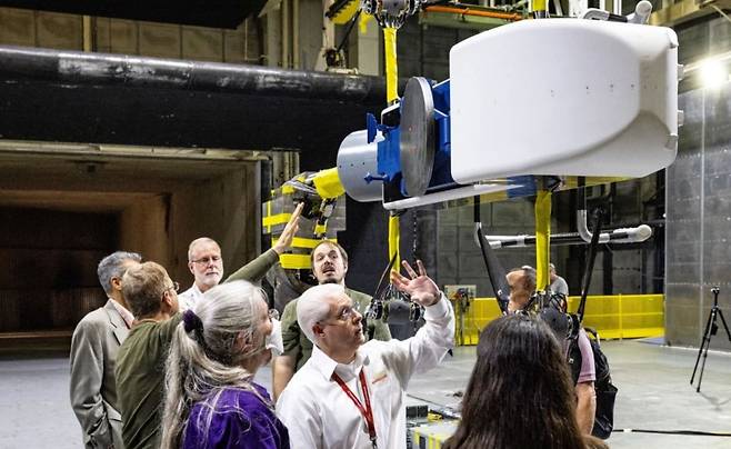 드래곤플라이 회전익(헬리콥터 방식)을 테스트하는 NASA 연구원들 / 사진=NASA