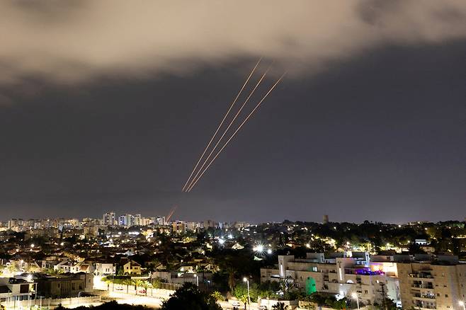이스라엘 남부 아슈켈론에서 14일 새벽(현지시간) 이스라엘군의 방공시스템인 ‘아이언돔’ 미사일이 이란에서 날아오는 드론과 미사일을 요격하기 위해 발사되고 있다. 로이터연합뉴스