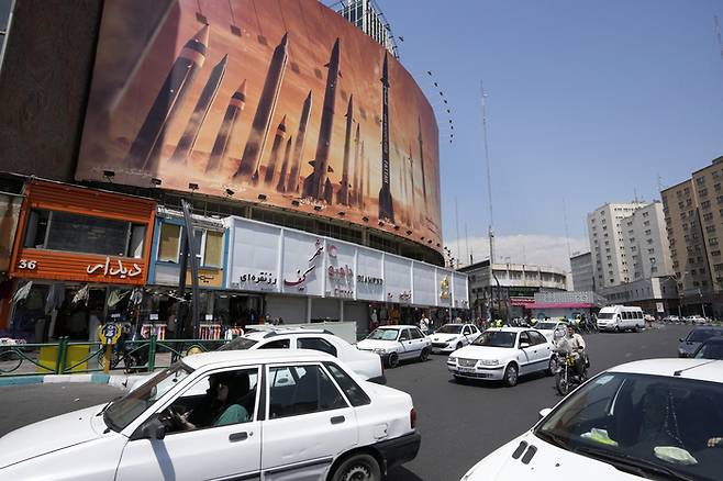 19일(현지시간) 이란 수도 테헤란 시내에 자동차들이 지나가고 있다. AP연합뉴스