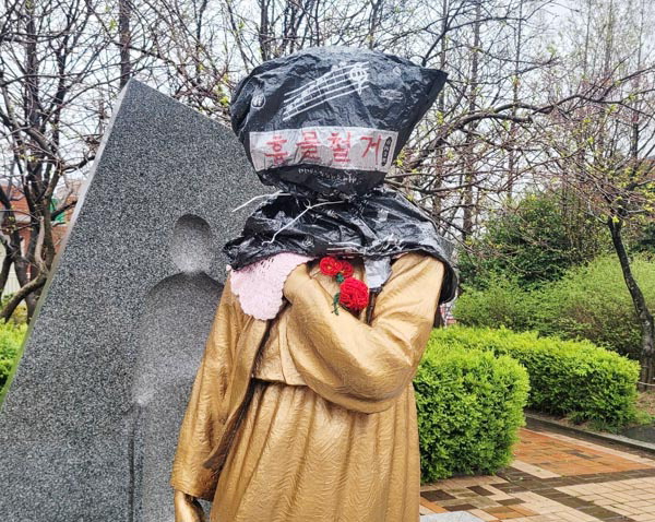 부산 부산진구 초읍동 부산학생교육문화회관 광장에 있는 평화의 소녀상이 ‘봉지 테러’를 당한 모습.  독자 제공