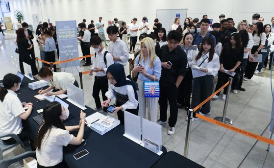 Visitors line up at the Busan Job Fair for International Students, which invited companies eligible for the F-2-R visa, held in July last year. [JOONGANG ILBO]
