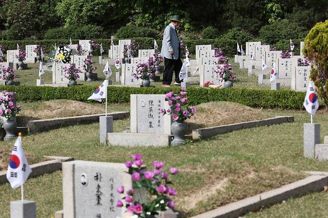 19일 오전 서울 강북구 국립 4·19민주묘지에서 한 시민이 묘역을 둘러보고 있다. 