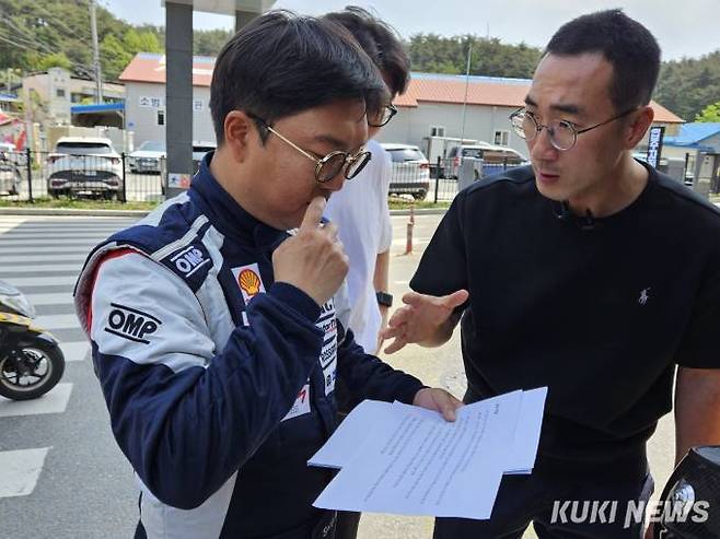 도현 군의 아버지 이상훈 씨가 재연 시험에 앞서 드라이버와 메뉴얼에 대해 의논하는 모습. 사진=조은비 기자 
