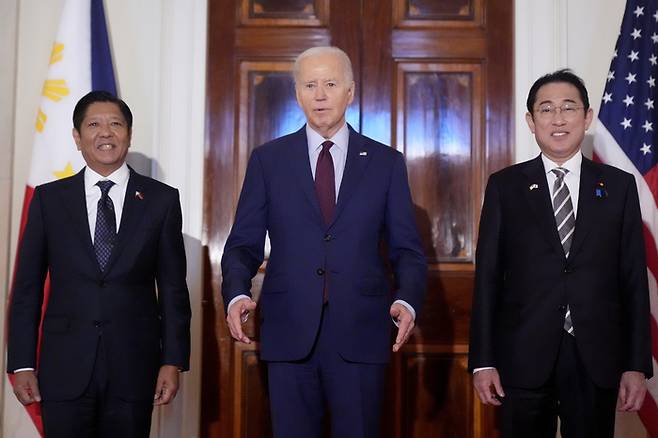 11일(현지시간) 미 워싱턴DC 백악관에서 3국 정상회의를 개최한 조 바이든 미국 대통령(중간), 기시다 후미오 일본 총리(오른쪽), 페르디난드 마르코스 필리핀 대통령(왼쪽)<AP·연합뉴스>