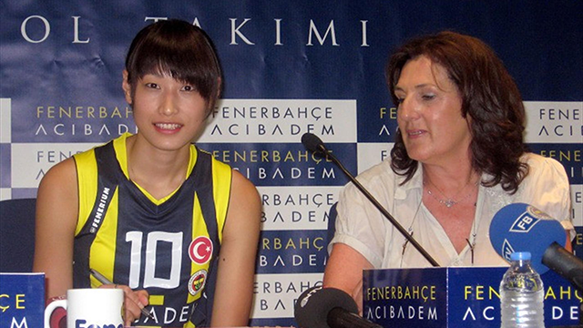 2012년 10월 페네르바체 기자회견 김연경(왼쪽). 사진=유로스포츠 방송 화면
