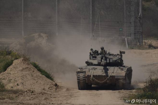 [가자지구=AP/뉴시스] 4일(현지시각) 이스라엘 남부-가자지구 국경 부근에서 이스라엘 전차가 이동하고 있다. 2024.04.05. /사진=민경찬