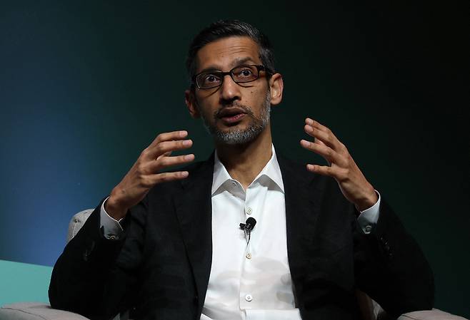 순다르 피차이 구글 CEO가 지난 4월3일(현지시간) 캘리포니아주 스탠퍼드대에서 열린 포럼에 참석해 토론을 하고 있다. /AFPBBNews=뉴스1