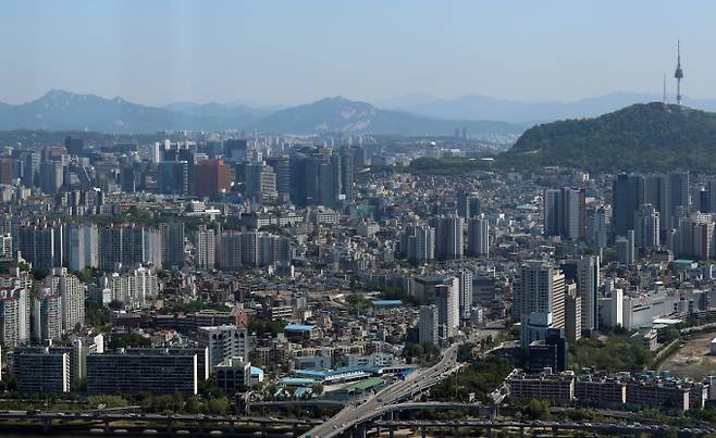 서울시가 도입 24년이 지난 지구단위계획구역 제도를 개편하며 용적률 규제를 완화했다. 사진은 서울시내 전경. /사진=뉴시스