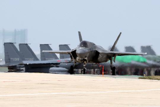 19일 전북 군산 공군기지에서 열린 ‘2024년 연합편대군 종합훈련(KFT·Korea Flying Training)’에서 미해병대 F-35B 스텔스 전투기가 이륙을 위해 이동을 하고 있다. 국방일보 제공