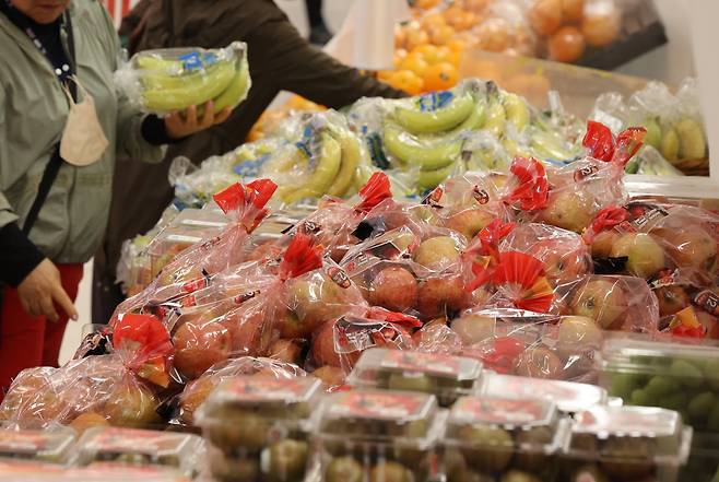 사진은 서울 한 대형마트에서 과일을 고르는 시민의 모습 [연합]