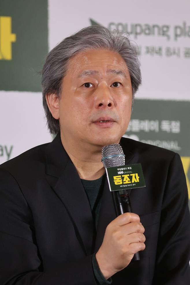 박찬욱 감독이 18일 서울 강남구 코엑스 메가박스에서 열린 HBO 오리지널 시리즈 '동조자' 시사회 및 기자간담회에서 질문에 답하고 있다. [연합]