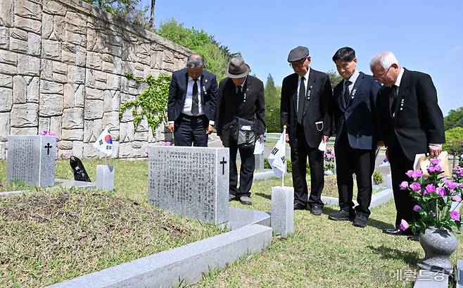 제64주년 4·19혁명 기념일을 하루 앞둔 18일 오후 서울 강북구 수유동 국립4·19민주묘지를 찾은 4·19 혁명 유공자들이 4·19 당시 같이 활동한 희생자 동지들의 묘지를 찾아 참배하고 있다. 임세준 기자
