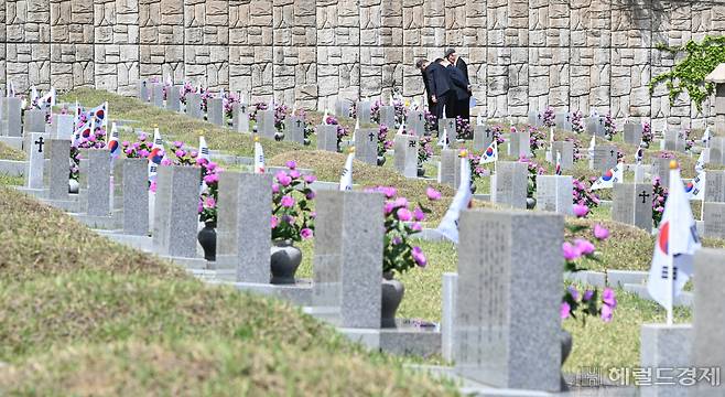 제64주년 4·19혁명 기념일을 하루 앞둔 18일 오후 서울 강북구 수유동 국립4·19민주묘지를 찾은 4·19 혁명 유공자들이 4·19 당시 같이 활동한 희생자 동지들의 묘지를 찾아 참배하고 있다. 임세준 기자