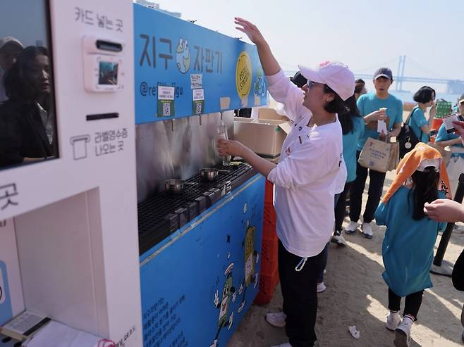 지난 7일 부산 수영구 광안리해수욕장에 설치된 리필스테이션 ‘지구자판기’ [사라나지구 제공]