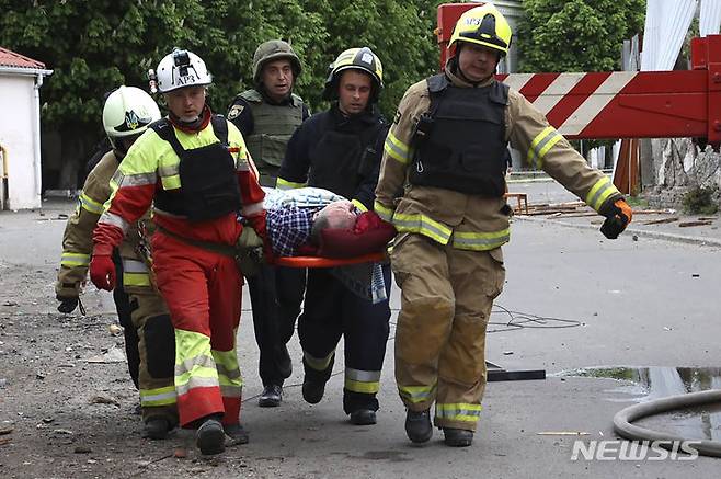 [드니프로=AP/뉴시스] 19일(현지시각) 우크라이나 드니프로에서 구조대원들이 러시아의 공격으로 부상한 주민을 들것에 실어 옮기고 있다. 2024.04.19.