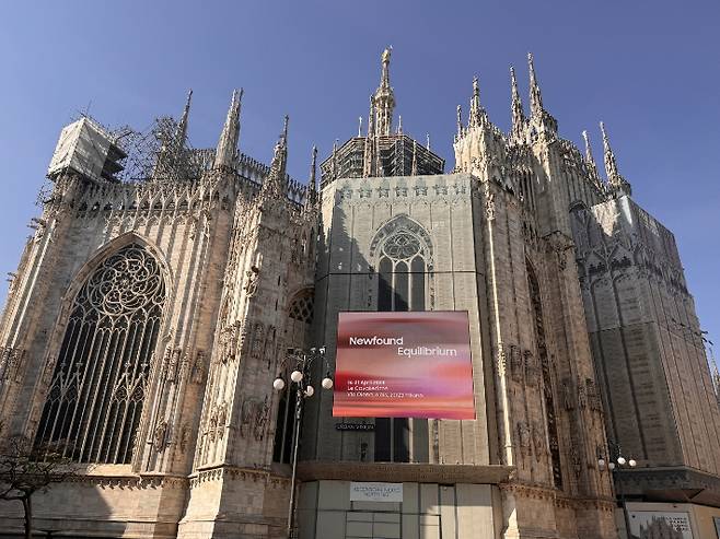 밀라노 두오모 성당 옥외광고 전광판을 장식한 삼성 디자인 전시 '공존의 미래'. 삼성전자 제공