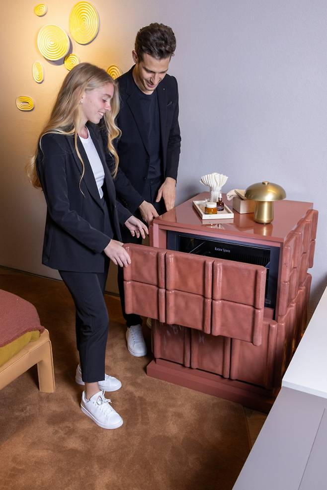 LG전자가 세계적인 가구 디자이너이자 건축가 파트리시아 우르퀴올라와 협업한 시그니처 키친 스위트 언더카운터 모듈형 냉장고를 사용하는 모습. LG전자 제공