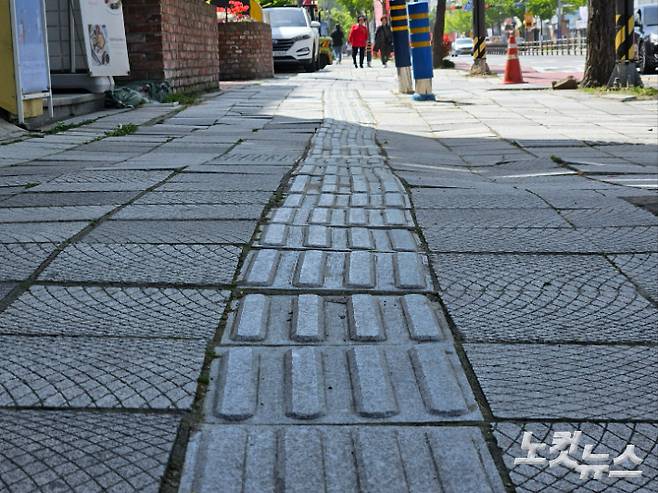 부산 남구장애인 복지관 인근 도로. 평평해 보였던 길이 눈높이를 낮추고 보니 굴곡져 있다. 김혜민 기자