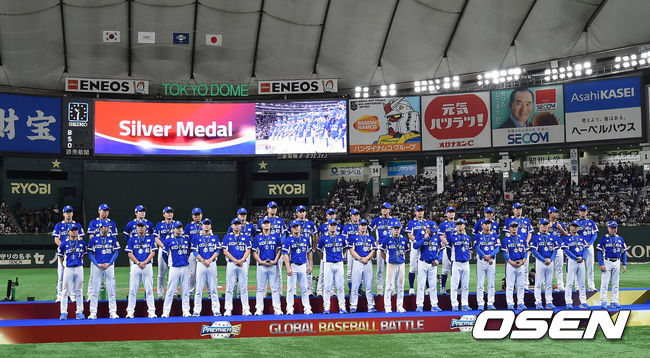 [OSEN=도쿄(일본), 곽영래 기자]  한국은 17일 일본 도쿄돔에서 열린 ‘2019 WBSC 프리미어 12’ 결승전 일본과의 경기에서 3-5로 패했다. 이로써 한국은 대회 2연패에는 실패하며 준우승에 머물렀다.준우승을 거둔 대표팀이 포토타임을 갖고 있다. /youngrae@osen.co.kr