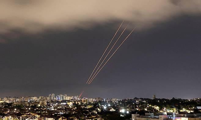 지난 14일(현지시간) 이란이 이스라엘을 향해 드론과 미사일을 발사한 후 이스라엘 아슈켈론에서 미사일 방어 시스템이 작동하고 있다. 로이터연합뉴스