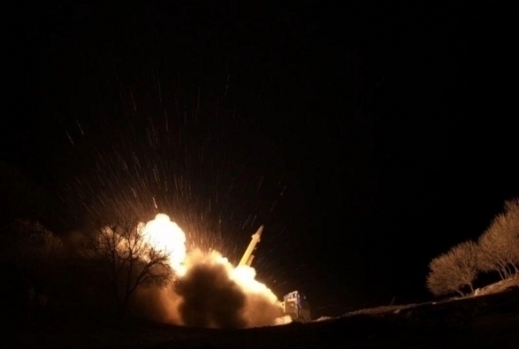 13일(현지시간) 이란이 이스라엘을 향해 발사한 미사일. 연합뉴스(IRNA 제공)