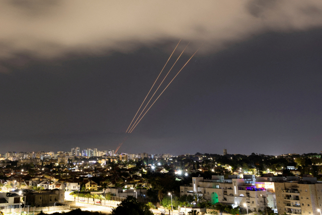 14일(현지시간) 이스라엘 남부 도시 아쉬켈론 상공에서 이란이 발사한 무인기와 미사일에 대한 방공시스템이 가동되고 있다. 로이터연합뉴스