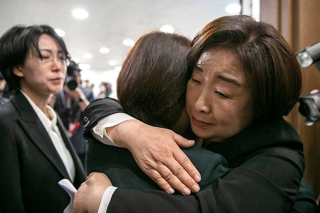 4월11일 심상정 의원이 정계 은퇴 발표 기자회견을 마친 뒤 이은주 전 의원과 포옹하고 있다. ⓒ시사IN 신선영