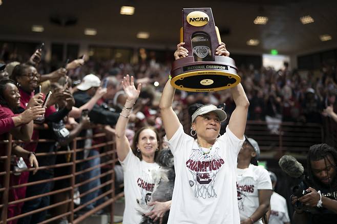 던 스테일리 사우스캐롤라이나대 감독이 지난 8일 미국 여자 대학농구 챔피언십에서 승리한 뒤 트로피를 든 채 기뻐하고 있다. Sean Rayford/Getty Images