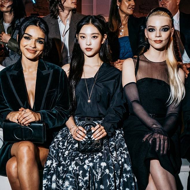 패션 브랜드 홍보대사로 지난 16일 열린 쇼에 참석한 뉴진스 멤버 해린. 사진 디올