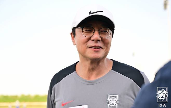 18일 카타르 알에르살 트레이닝센터에서 한국 취재진과 인터뷰를 진행하고 있는 황선홍 감독. 사진 대한축구협회