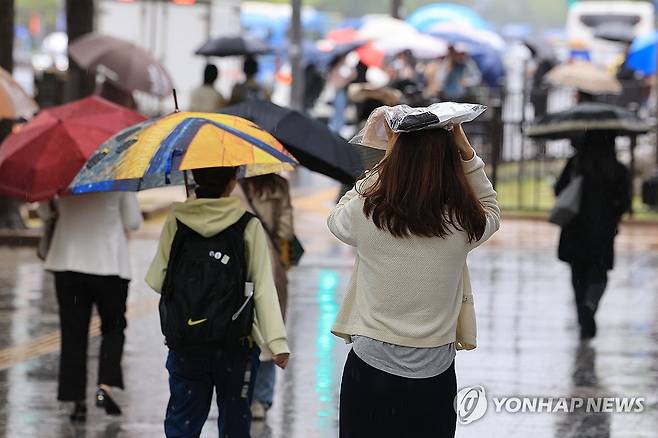 나만 없는 우산 [연합뉴스 자료사진]