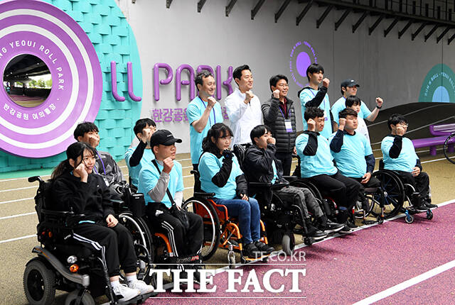 휠체어 이용자들과 기념사진 촬영을 하는 오세훈 시장(가운데).