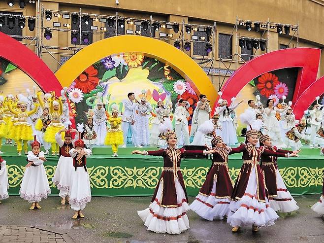 지난 3월 카자흐스탄의 설인 나우르즈를 맞아 투르키스탄에서는 형형색색의 전통 옷을 입은 예술인들의 공연이 펼쳐졌다. /정지섭 기자