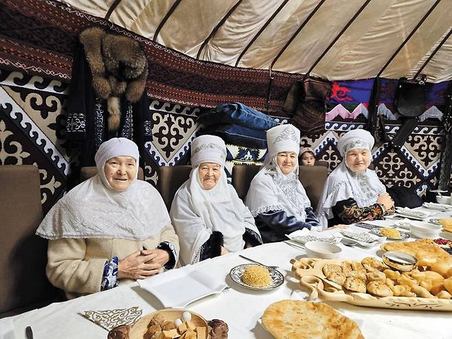 나우르즈를 맞아 투르키스탄에 만들어진 유르트에서 전통 음식을 장만한 여성들이 손님을 기다리고 있다. /정지섭 기자