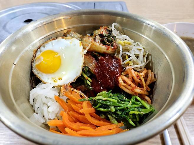 밥을 세 주걱 퍼 넣고 나물과 반찬을 양껏 넣었는데도 양푼의 3분의 1밖에 차지 않았다. 한국인이라면 저 색감을 보고 그 맛을 가늠할 수 있다.