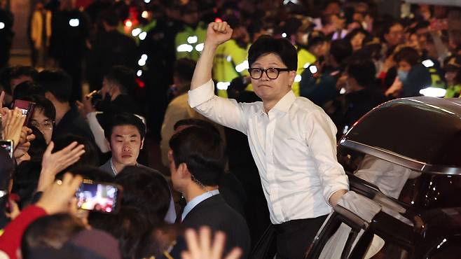 한동훈 국민의힘 총괄선거대책위원장이 공식 선거운동 마지막날인 지난 9일 저녁 서울 중구 청계광장에서 총력유세를 마친 뒤 이동하며 지지를 호소하고 있다./뉴스1